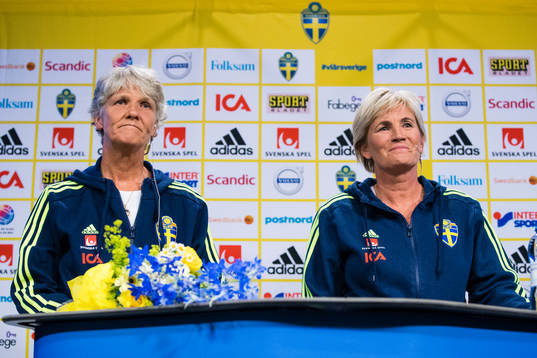 Förbundskapten Pia Sundhage och assisterande