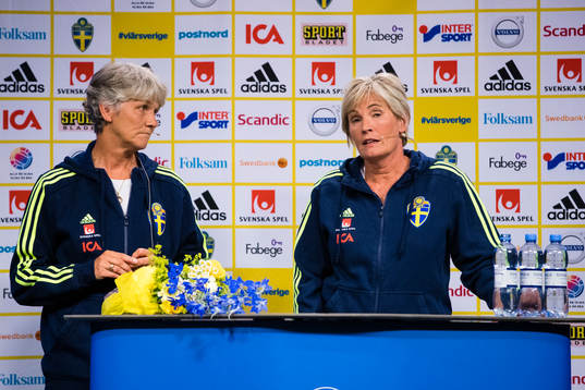 Förbundskapten Pia Sundhage och assisterande