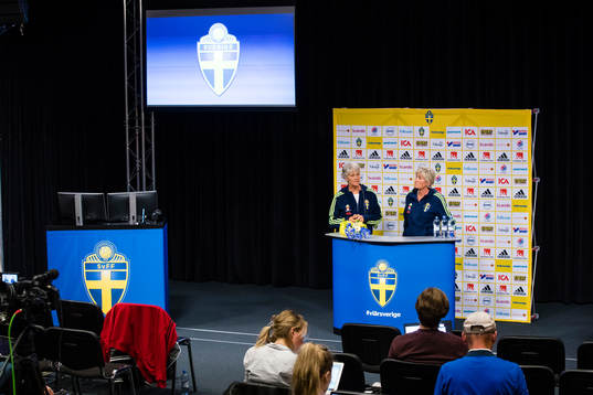Förbundskapten Pia Sundhage och assisterande