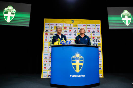 Förbundskapten Pia Sundhage och assisterande