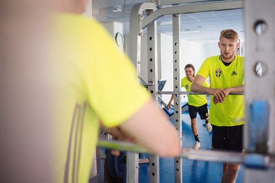 Kristoffer Olsson och målvakt Anton Cajtoft