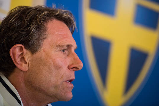 förbundskapten Håkan Ericson deltar i en presskonferens