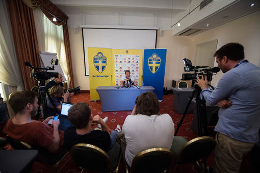 förbundskapten Håkan Ericson deltar i en presskonferens