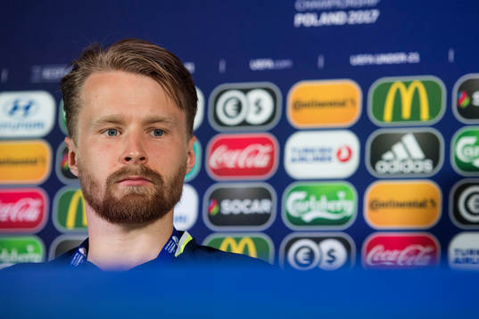 Jacob Une Larsson deltar i en presskonferens