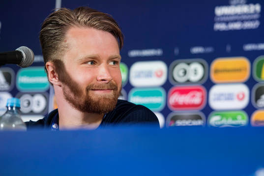 Jacob Une Larsson deltar i en presskonferens