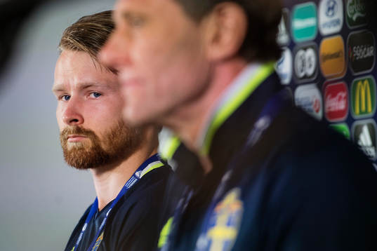 Jacob Une Larsson deltar i en presskonferens