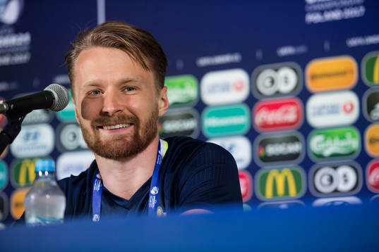 Jacob Une Larsson deltar i en presskonferens