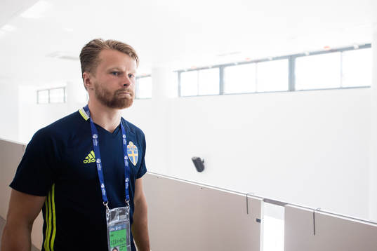 Jacob Une Larsson deltar i en presskonferens