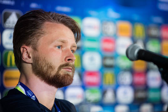 Jacob Une Larsson deltar i en presskonferens