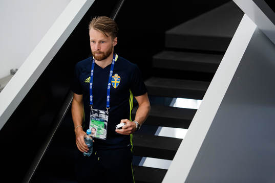 Jacob Une Larsson deltar i en presskonferens