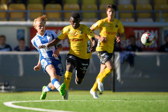 IFK Göteborg Elliott Bäcklund och Elfsborgs Chris Makindu