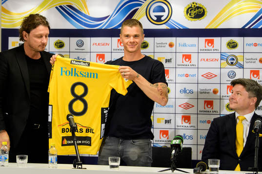 Klubbchef Stefan Andreasson överlämnar tröja med nummer