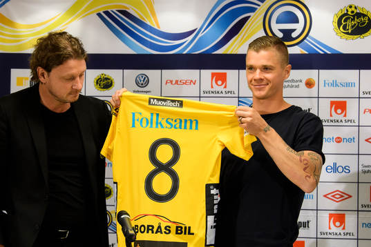 Klubbchef Stefan Andreasson överlämnar tröja med nummer