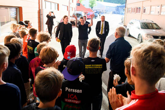 Nyförvärvet Samuel Holmén anländer med klubbchef Stefan
