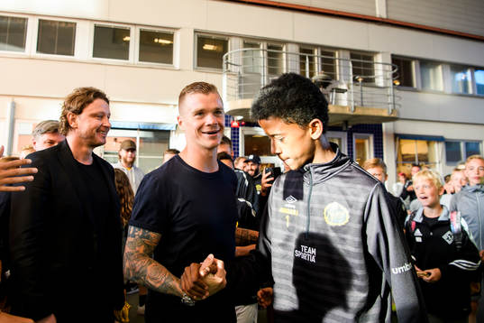 Nyförvärvet Samuel Holmén anländer med klubbchef Stefan