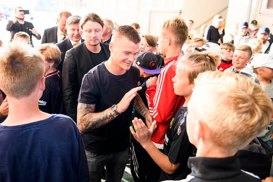 Nyförvärvet Samuel Holmén anländer med klubbchef Stefan