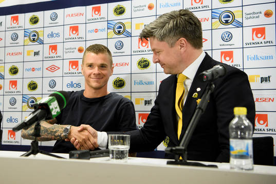 Nyförvärvet Samuel Holmén hälsas välkommen av