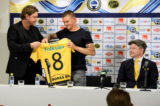 Klubbchef Stefan Andreasson överlämnar tröja nummer 8