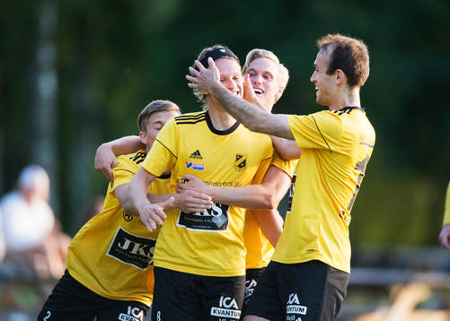 Räppe har gjort segermålet och jublar  i matchen i
