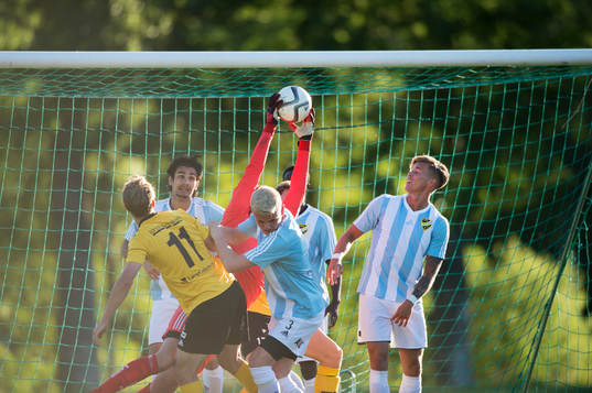 IFK Hässleholms målvakt Alexander Nilsson greppar bollen