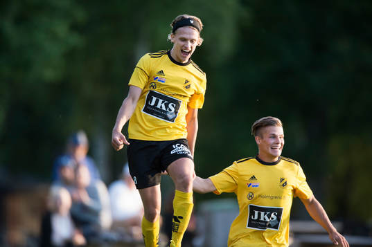 Räppe jublar över avgörande mål, en bjudning från