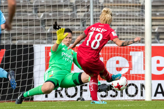 Djurgårdens målvakt Gudbjörg Gunnarsdottir räddar ett