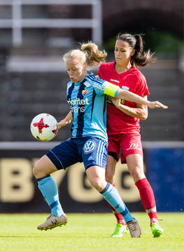 Djurgårdens Mia Jalkerud i kamp om bollen med Göteborgs