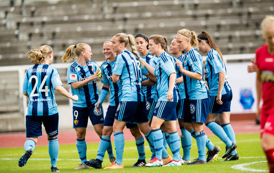 a till vänster, gör 1-0 på straff och gratuleras av