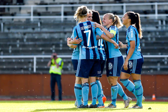 Djurgårdens Johanna Rytting Kaneryd jublar med lagkamrater