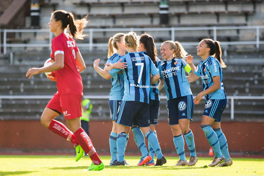 Djurgårdens Johanna Rytting Kaneryd (h) gör 2-0 och firar