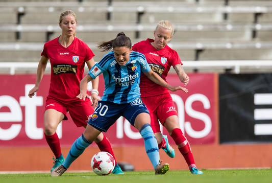 Djurgårdens Johanna Rytting Kaneryd i kamp om bollen med