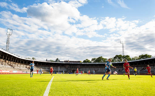 Djurgårdens Mia Jalkerud med boll