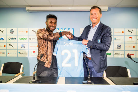 Malmö FFs sportchef Daniel Andersson presenterar Kingsley