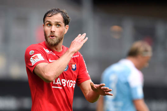 Örgrytes Johan Elmander gestikulerar