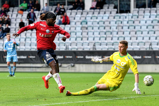 Örgrytes Martin Kayongo-Mutumba kommer ensam med Degerfors