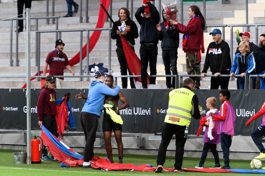 Örgrytes Alexis Yougouda Kada klär av sig och ger bort
