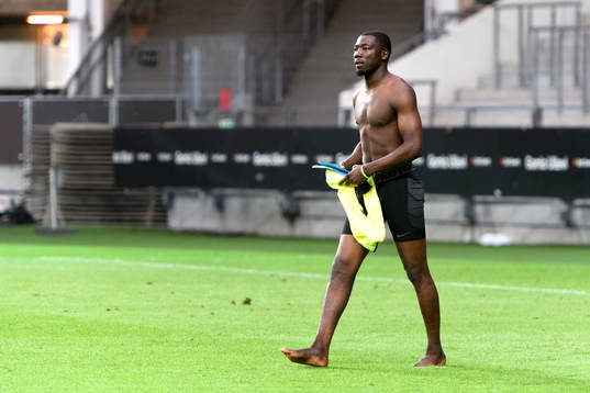 Örgrytes Alexis Yougouda Kada går i underkläderna