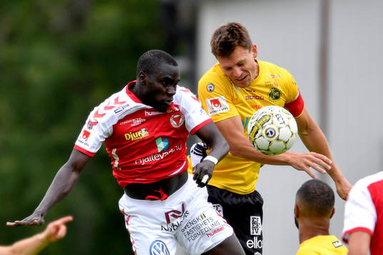 Elfsborgs Jörgen Horn och Kalmars Papa Alioune Diouf