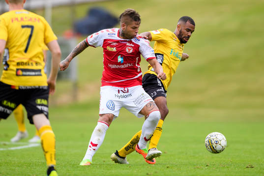 Kalmars Romario Marques Rodrigues och Elfsborgs Alex Dyer