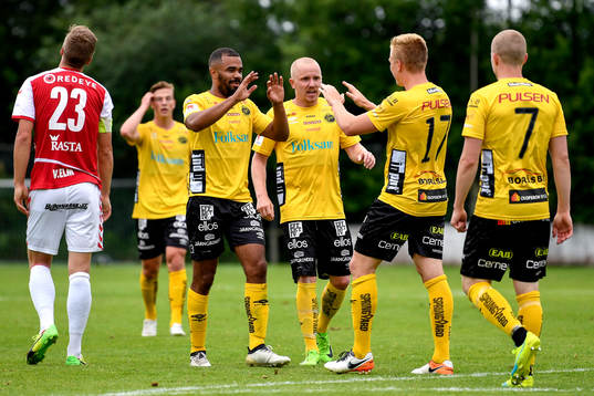 Elfsborgs Alex Dyer, Simon Lundevall och Per Frick jublar