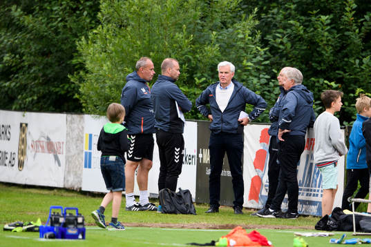 Kalmars tränare Nanne Bergstrand diskuterar med övriga