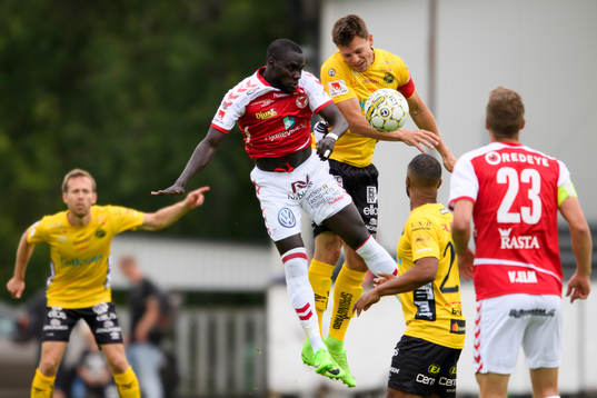 Kamp mellan Kalmars Papa Alioune Diouf och Elfsborgs