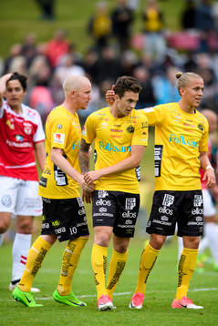 Elfsborgs Rasmus Rosenqvist klappas om av Simon Lundevall