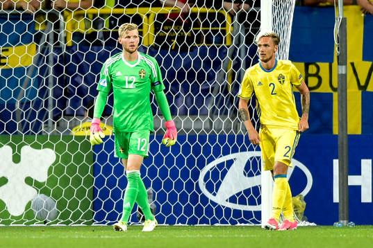 Sveriges målvakt Anton Cajtoft och Linus Wahlqvist deppar