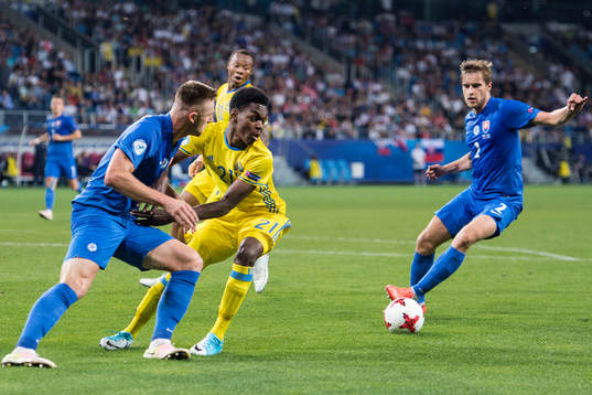 Sveriges Joel Asoro mot Slovakiens Milan Skriniar och
