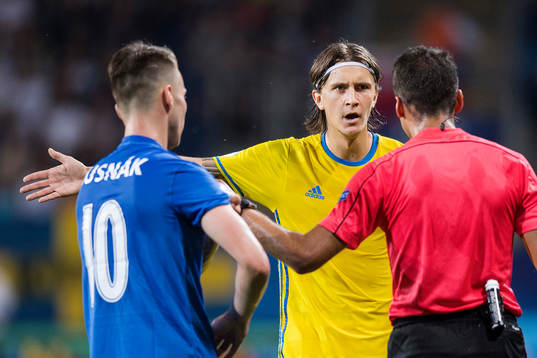 Sveriges Kristoffer Olsson reagerar mot domaren