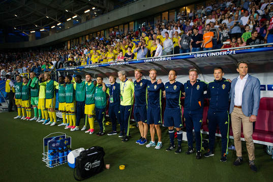 Sveriges spelare och ledare med förbundskapten Håkan