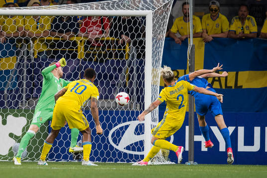 Slovakiens Martin Chrien gör 1-0 bakom Sveriges målvakt