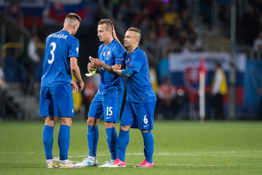 Slovakiens Milan Skriniar och Stanislav Lobotka kramar om