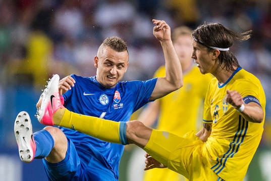 Slovakiens Stanislav Lobotka och Sveriges Kristoffer Olsson